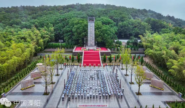 我市舉行向革命烈士敬獻(xiàn)花籃儀式